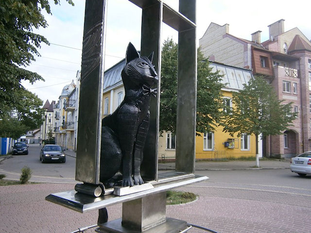 Зеленоградск украсила кошачья скульптура