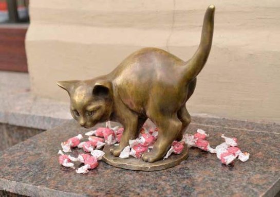 Бронзовый котенок в Петербурге