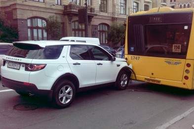 В Киеве водитель Land Rover Discovery врезался в автобус