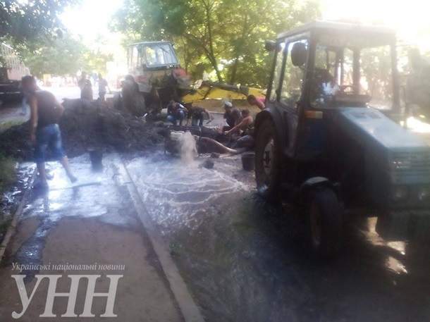 В результате прорыва трубы городского водопровода, в Мариуполе затопило центр города