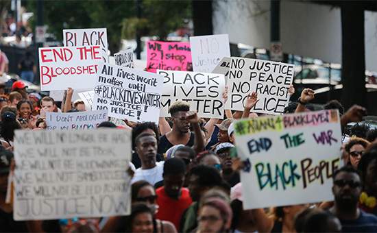Американцы вышли на протесты против насилия со стороны полиции