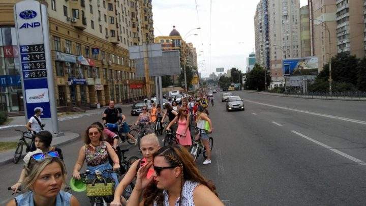 Более 300 девушек совершили велопарад по Киеву