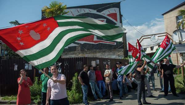 В Абхазии проходит референдум о досрочных выборах президента