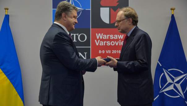 Порошенко на саммите в Варшаве охотнее раздавал награды, чем общался с прессой