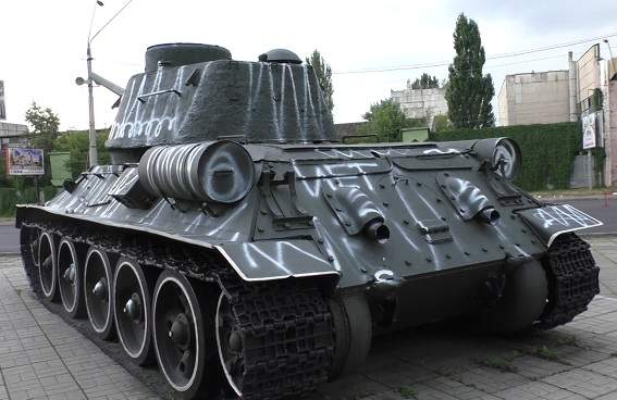 В столице нетрезвые супруги разрисовали памятник танкистам