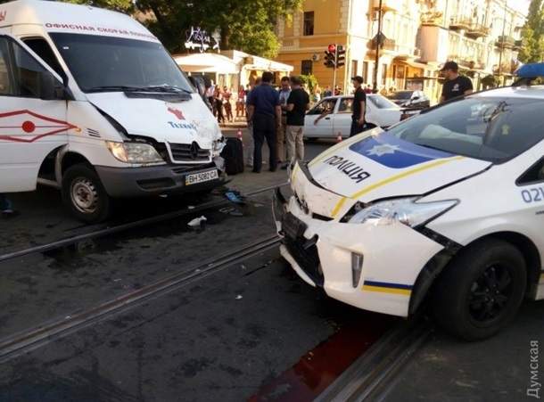 В Одессе произошло тройное ДТП с участием патрульного авто