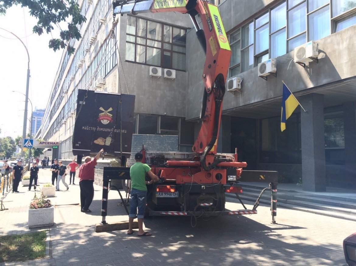 Возле Киевского апелляционного административного суда демонтировали МАФ