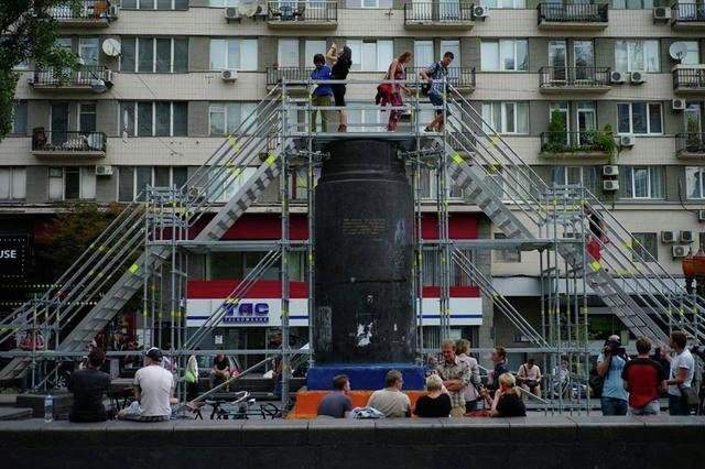 В Киеве вместо Ленина появилась арт-инсталляция