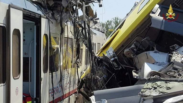 Обнародованы фотографии с места столкновения двух поездов в Италии