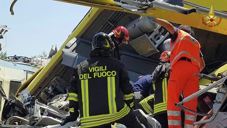 Обнародованы фотографии с места столкновения двух поездов в Италии