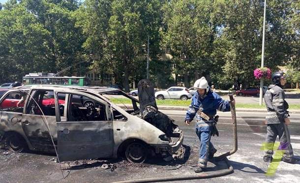  В  Одессе на дороге загорелся Volkswagen Sharan
