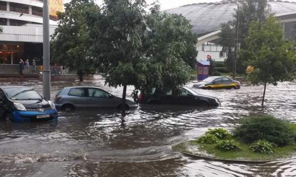 В результате сильного ливня улицы Минска остаются затопленными 