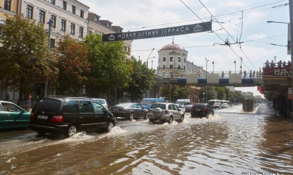 В результате сильного ливня улицы Минска остаются затопленными