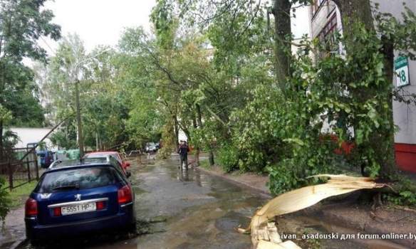 В результате сильного ливня улицы Минска остаются затопленными 