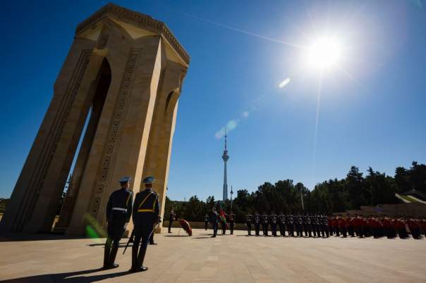 Порошенко почтил память патриотов Азербайджана