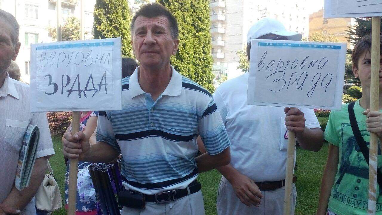 В Кировограде перед горсоветом проходит митинг против переименования в Кропивницкий