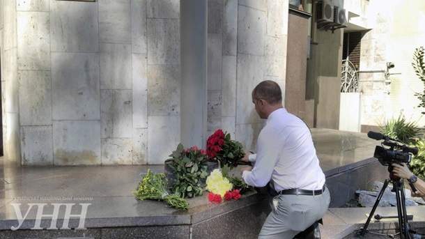 Украинцы несут цветы к зданию посольства Франции