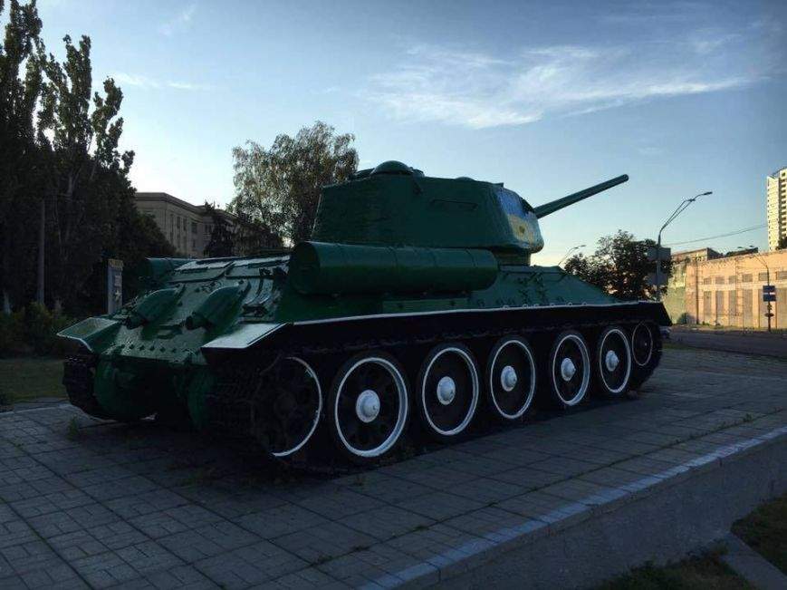Столичные активисты обновили покраску танка возле станции метро Шулявская