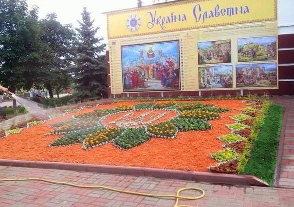 Ко Дню Независимости зеленстроевцы создали тематическую клумбу в Оболонском районе Киева