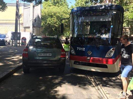 Пожилой одессит припарковался в неположенном месте и заблокировал движение трамвая