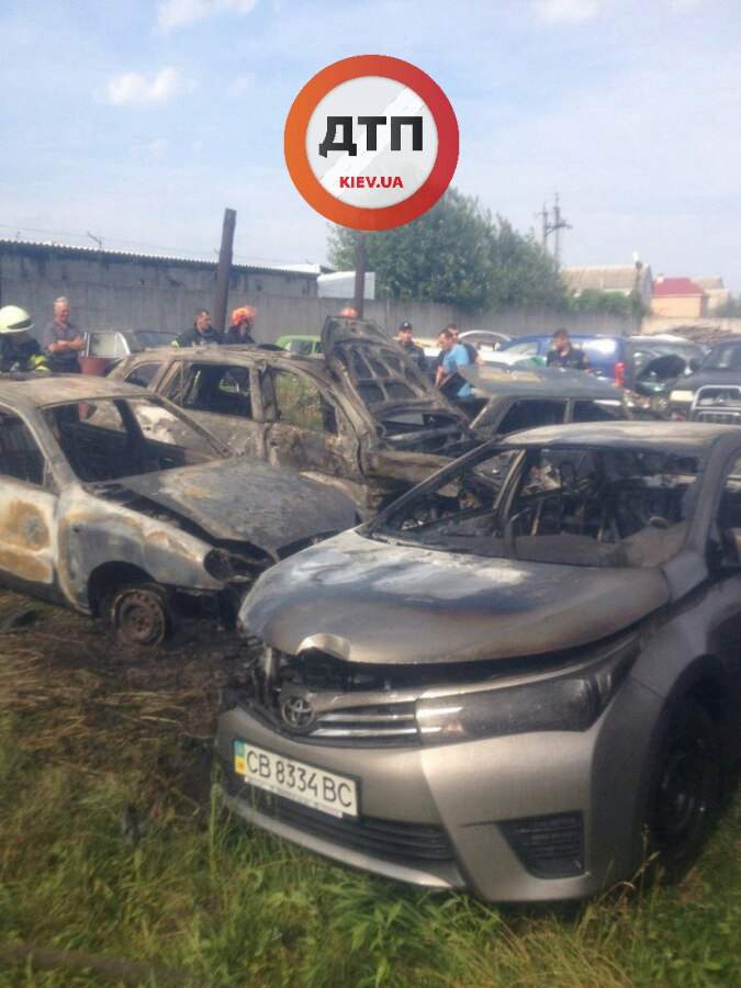 Под Киевом на штраф-площадке сгорели 6 автомобилей