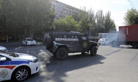 В Ереване в результате захвата оппозиционерами полка полиции есть жертвы и заложники