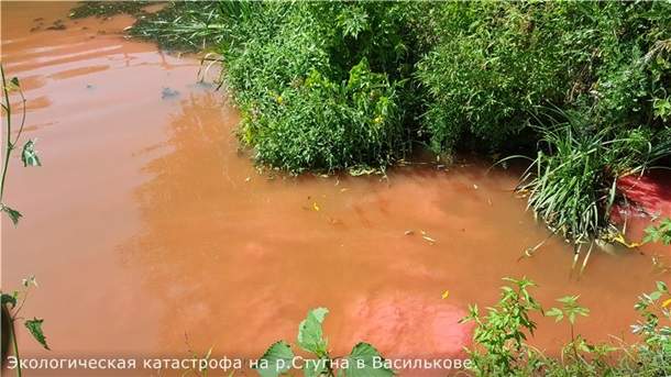 Под Киевом река обрела красный цвет