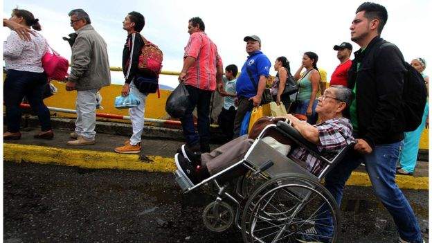 Жители Венесуэлы отправились в соседнюю страну за покупками