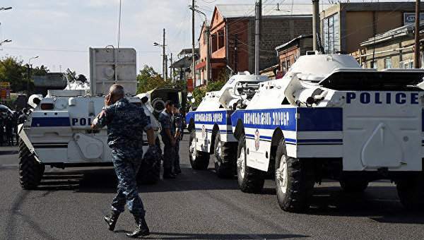 Захват здания полиции в Ереване квалифицировали как теракт
