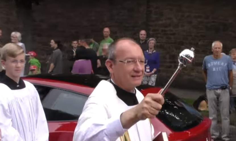Перед автопробегом в Германии священник освятил автомобили