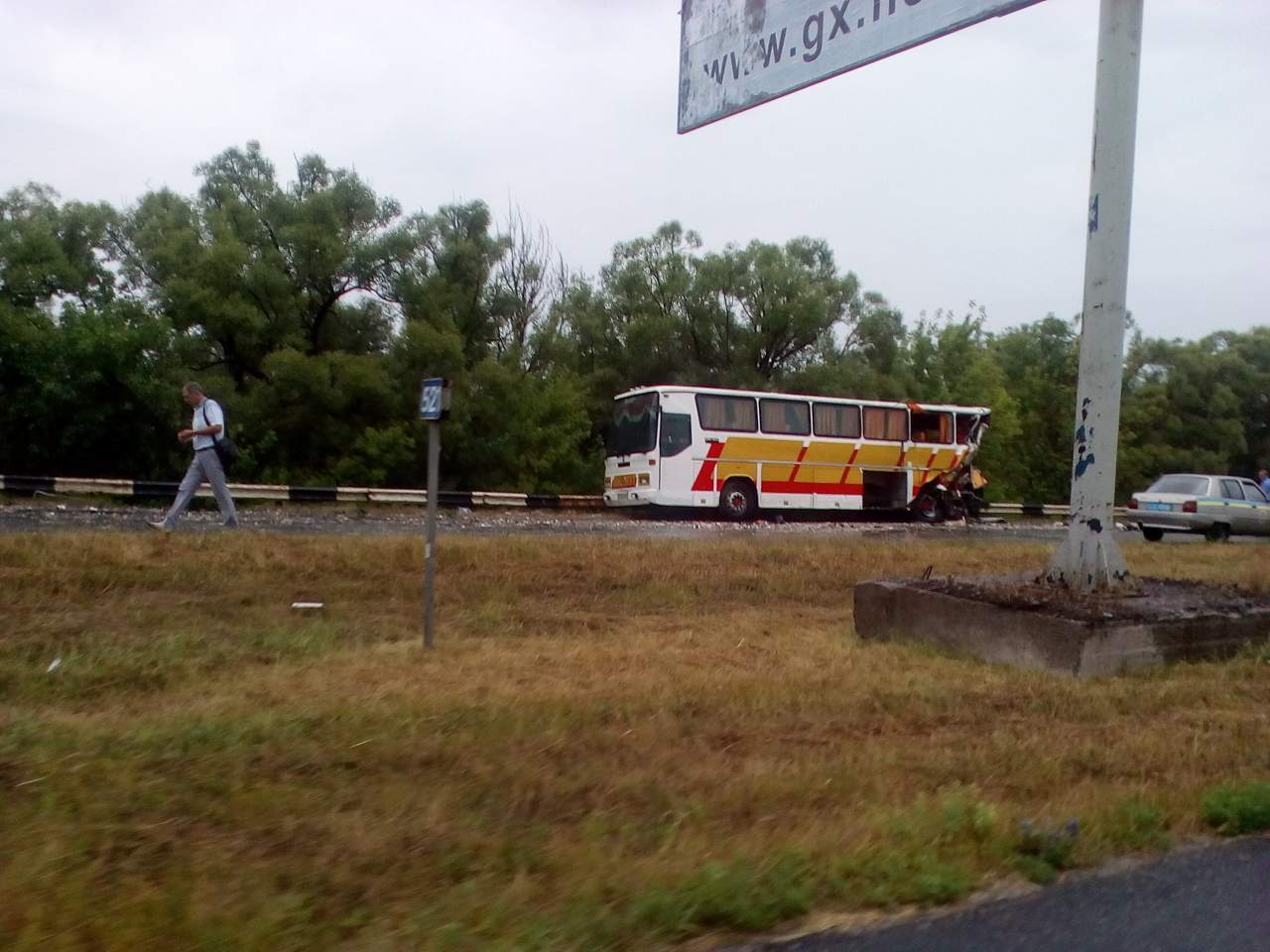 ДТП на Рогане. Перевернулась грузовая фура и поврежден пассажирский автобус