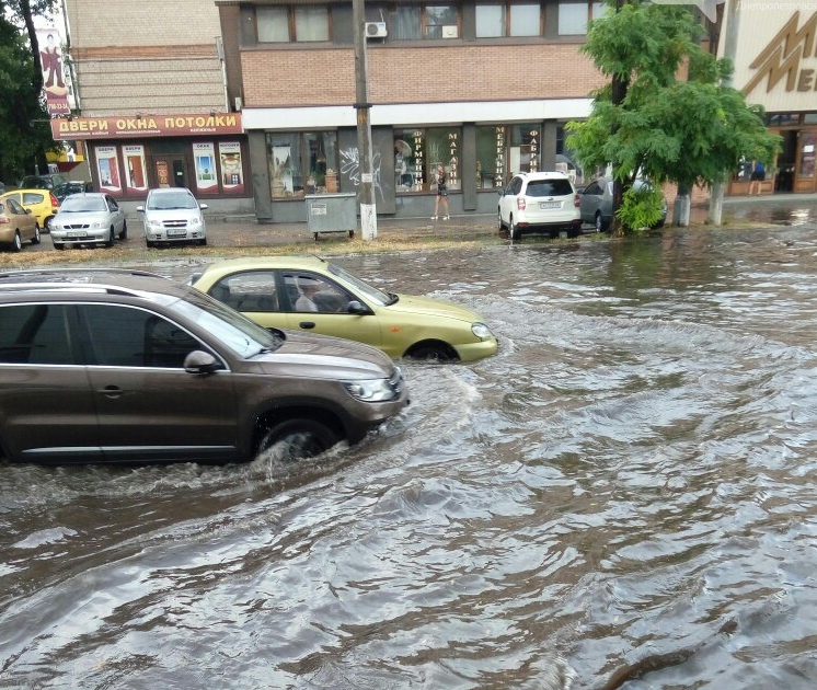 Улицы Днепра затопило в результате небывалых ливней