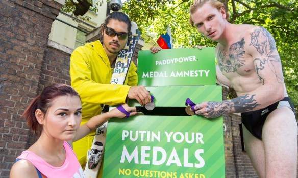 В Лондоне возле российского посольства установили коробку для сбора медалей