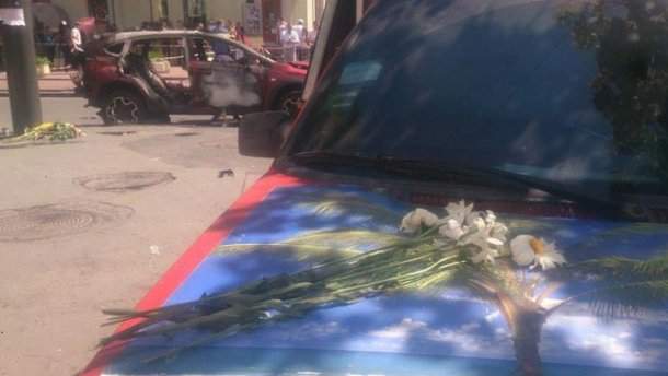 К месту гибели журналиста Шеремета несут цветы