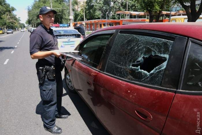 Одесский терминатор рукой разбил стекло автомобиля нарушителя