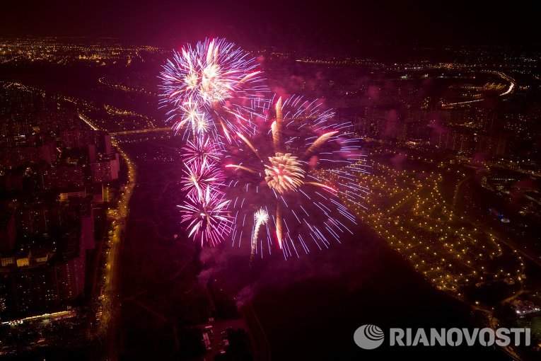 В Братеевском каскадном парке Москвы прошел международный фестиваль фейерверков