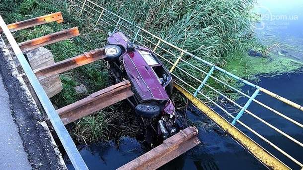 Автомобиль с военными в Мариуполе упал в реку