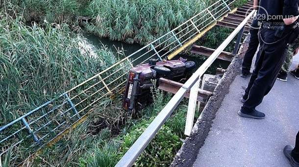 Автомобиль с военными в Мариуполе упал в реку