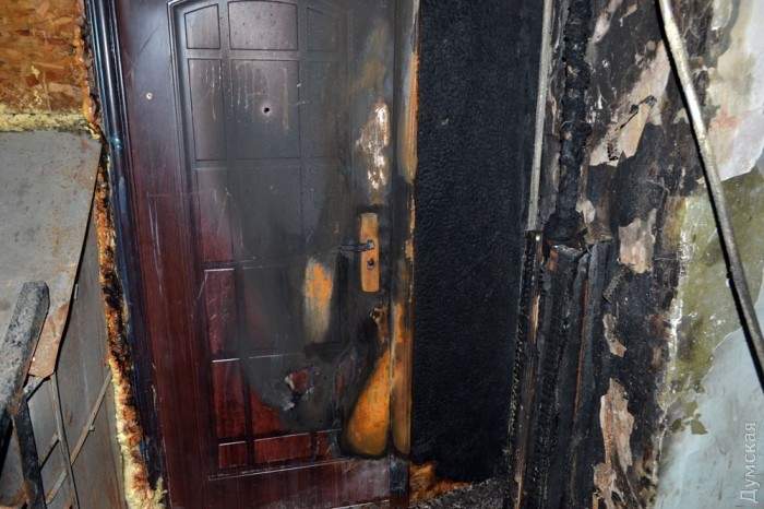 В Одессе горел дом. Жильцов возмутила взломанная пожарными дверь