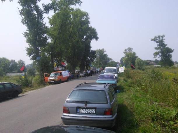 Около 100-150 человек создали блокпост на въезде в Борисполь, чтобы не пустить Крестный ход