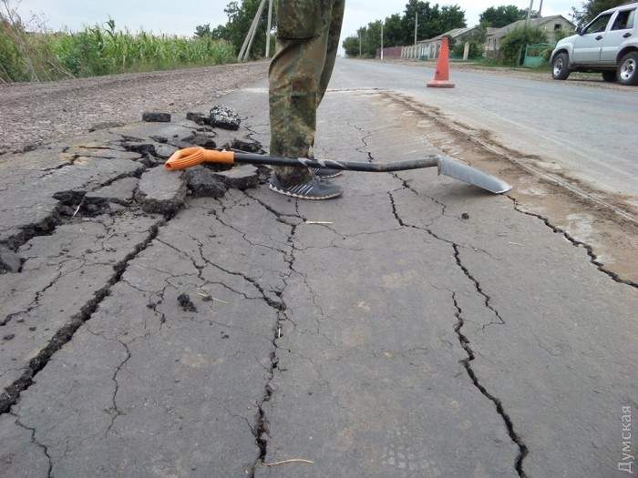 В Одесской области после "качественного" ремонта начала разваливаться дорожная трасса