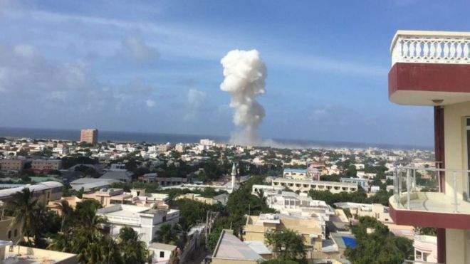 Число погибших в результате двух взрывов в Сомали достигло 13 человек