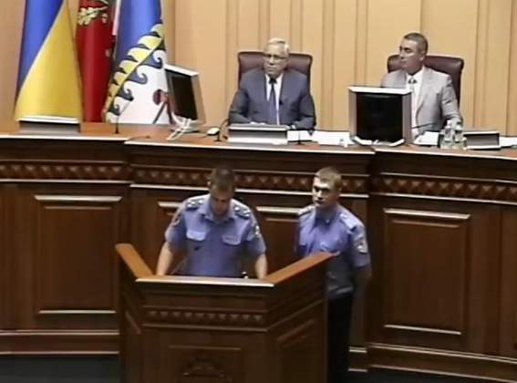 В Кривом Роге полицейские прервали заседания горсовета, чтобы вручить сообщение о подозрении депутату Морозову