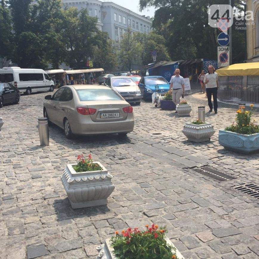 В столице водители убрали клумбы, которые блокировали въезд на Андреевский спуск