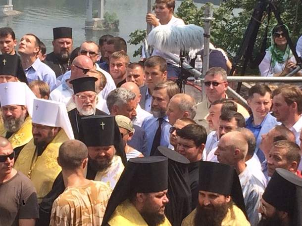 Петр Порошенко приехал к верующим на Владимирскую горку