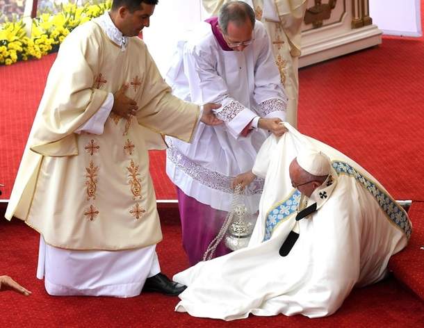 Папа Римский Франциск упал перед началом мессы в Ченстохове