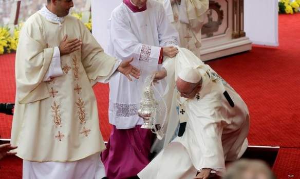 Папа Римский Франциск упал перед началом мессы в Ченстохове