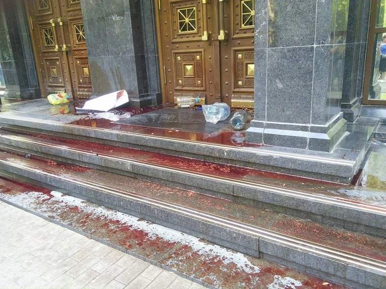 "Кровавый" протест. Под ГПУ активисты зажгли файеры и пролили кровь