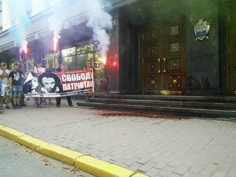 "Кровавый" протест. Под ГПУ активисты зажгли файеры и пролили кровь
