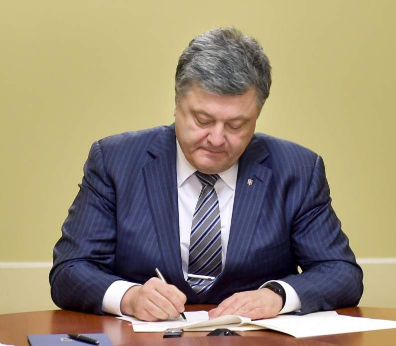 Порошенко наградил спецназовцев и подписал закон о трудоустройстве АТОшников